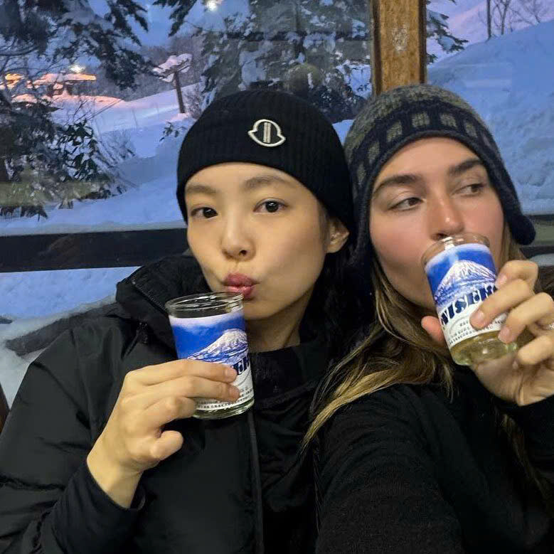 Jennie kín bưng tới sự kiện, netizen phán “lùn thấy cưng”- Ảnh 16. Jennie kín bưng tới sự kiện, netizen phán “lùn thấy cưng”- Ảnh 16.