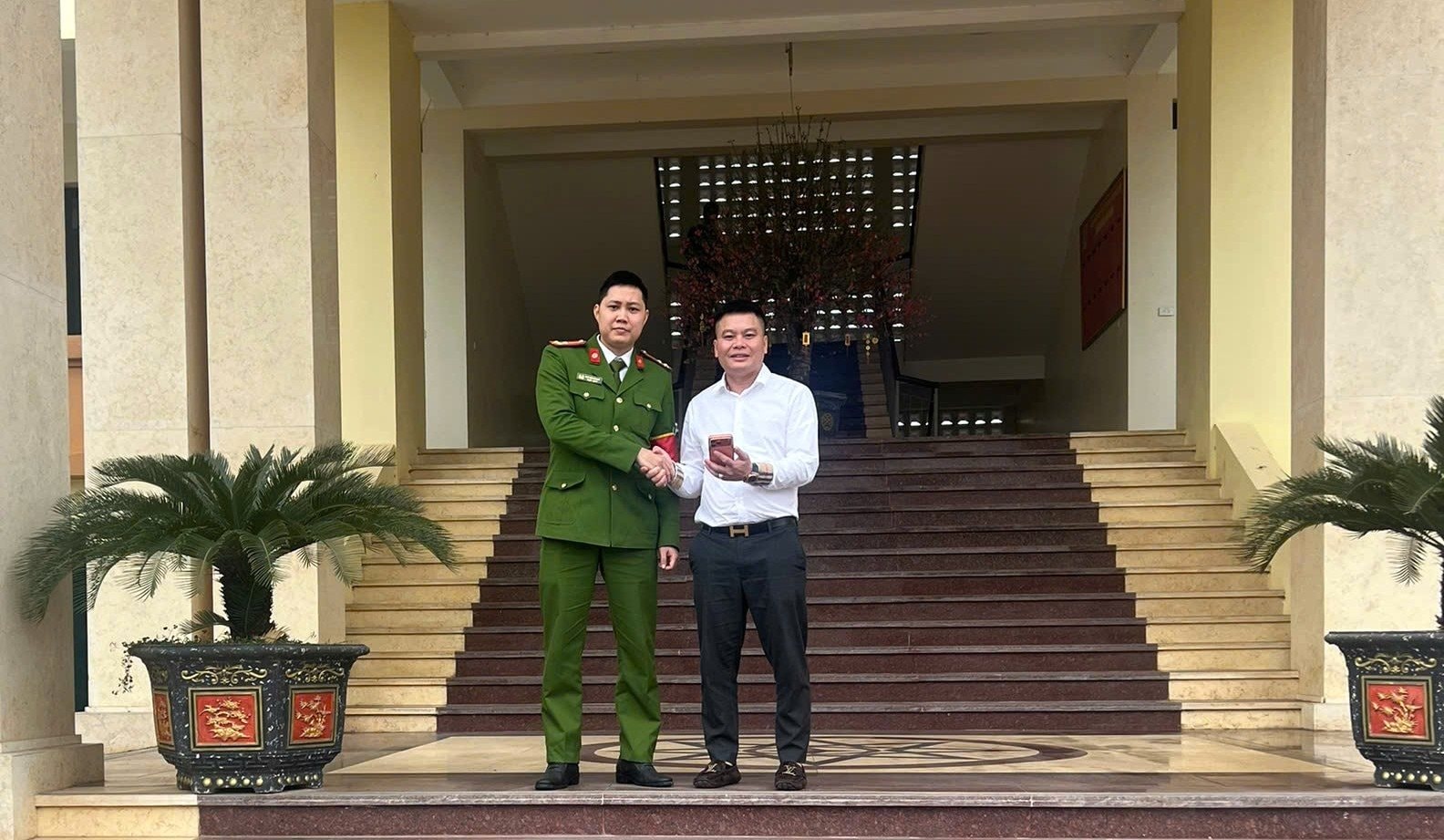 T&agrave;i khoản đột ngột c&oacute; giao dịch 100 triệu đồng v&agrave;o đ&uacute;ng 3 giờ chiều: C&ocirc;ng an x&atilde; truy t&igrave;m thanh ni&ecirc;n SN 2004- Ảnh 1.