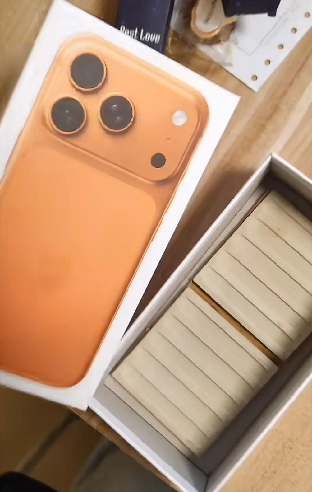 Trúng thưởng iPhone tại tiệc tất niên công ty, người đàn ông mở hộp quà xong liền tuyên bố: “Tôi không cần nữa”- Ảnh 2.