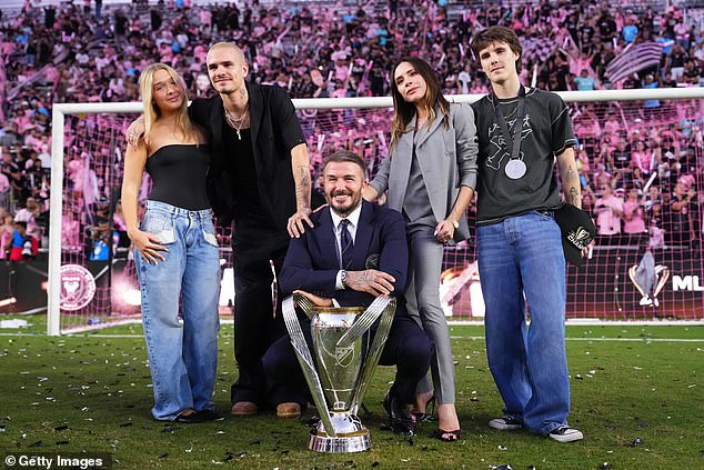 David Beckham b&aacute;n penhouse 600 tỷ giữa l&uacute;c 