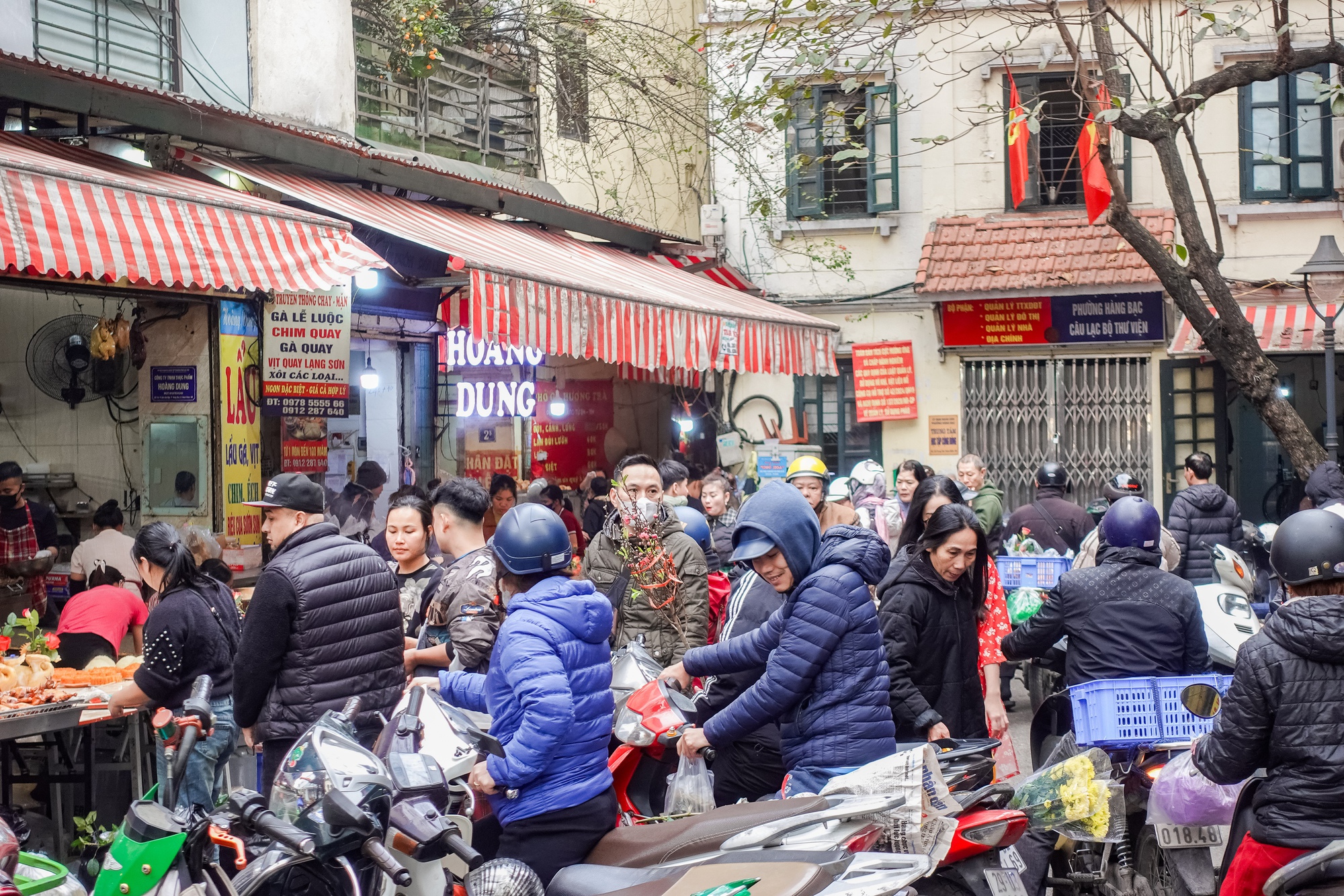 G&agrave; luộc 1 triệu/con vẫn đổ x&ocirc; mua - đ&acirc;y l&agrave; khu chợ hot nhất H&agrave; Nội h&ocirc;m nay!- Ảnh 4.