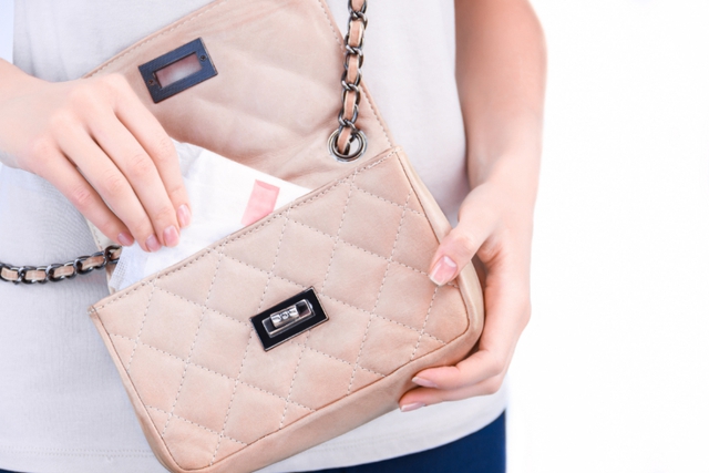 90% phụ nữ từng mắc &iacute;t nhất một trong những lỗi n&agrave;y khi d&ugrave;ng băng vệ sinh m&agrave; kh&ocirc;ng hay biết: Sai lầm nhỏ nhưng ảnh hưởng cực lớn- Ảnh 2.