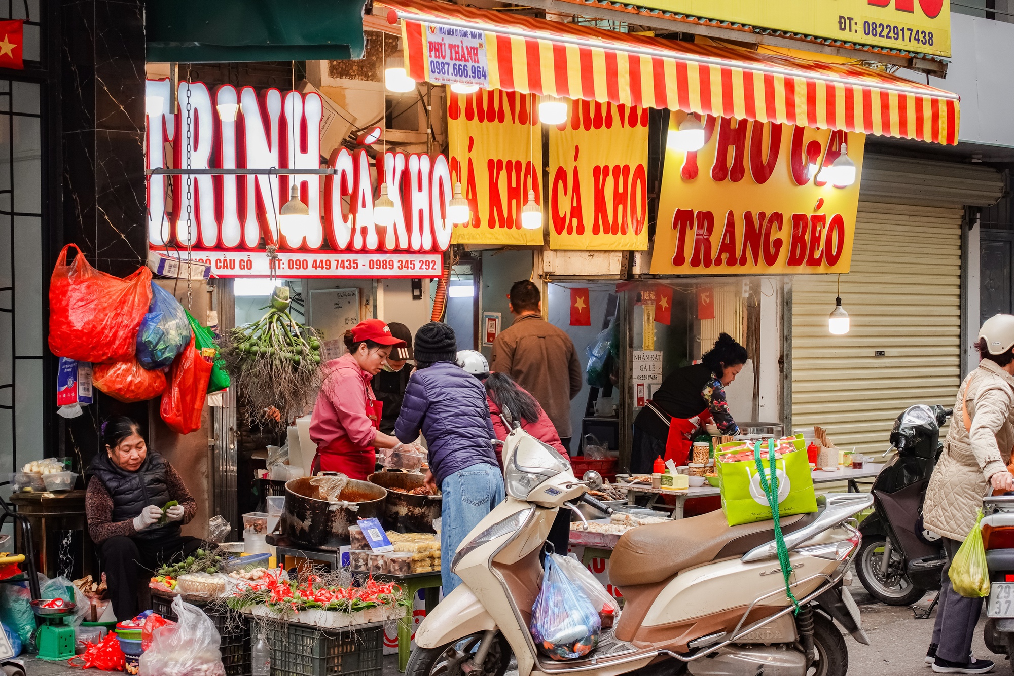 G&agrave; luộc 1 triệu/con vẫn đổ x&ocirc; mua - đ&acirc;y l&agrave; khu chợ hot nhất H&agrave; Nội h&ocirc;m nay!- Ảnh 2.