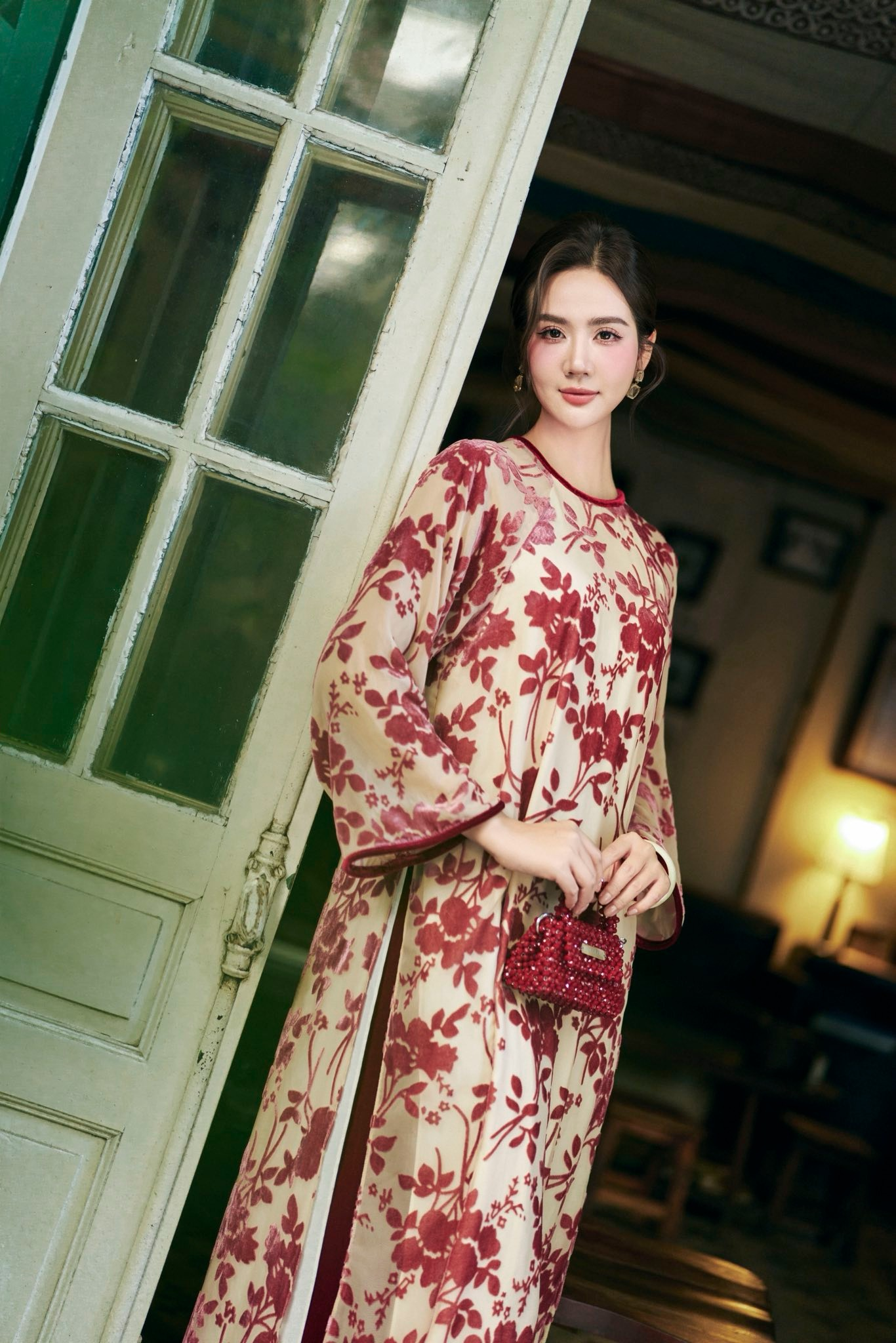 N&agrave;ng mệnh Thổ chọn &aacute;o d&agrave;i Tết đẹp như Huyền Lizzie: Vừa t&ocirc;n d&aacute;ng, nịnh da, vừa h&uacute;t t&agrave;i lộc đầu năm mới- Ảnh 3.