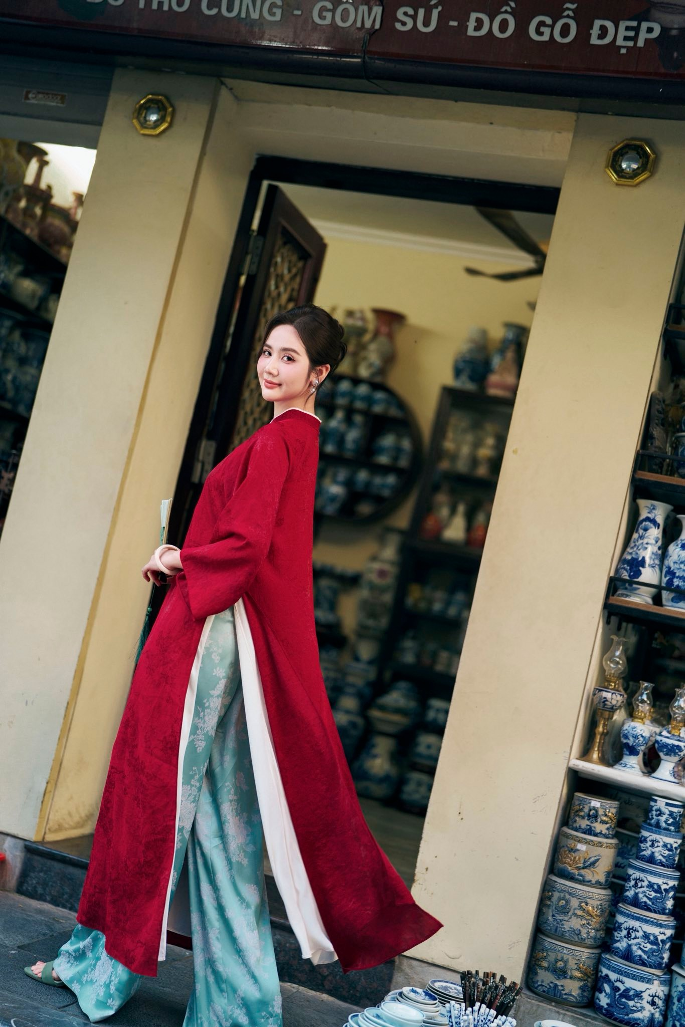 N&agrave;ng mệnh Thổ chọn &aacute;o d&agrave;i Tết đẹp như Huyền Lizzie: Vừa t&ocirc;n d&aacute;ng, nịnh da, vừa h&uacute;t t&agrave;i lộc đầu năm mới- Ảnh 2.