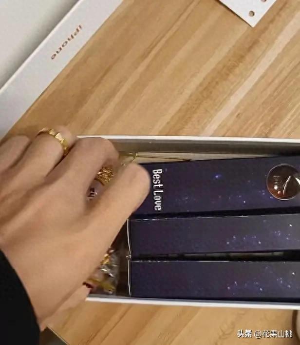 Trúng thưởng iPhone tại tiệc tất niên công ty, người đàn ông mở hộp quà xong liền tuyên bố: “Tôi không cần nữa”- Ảnh 1.