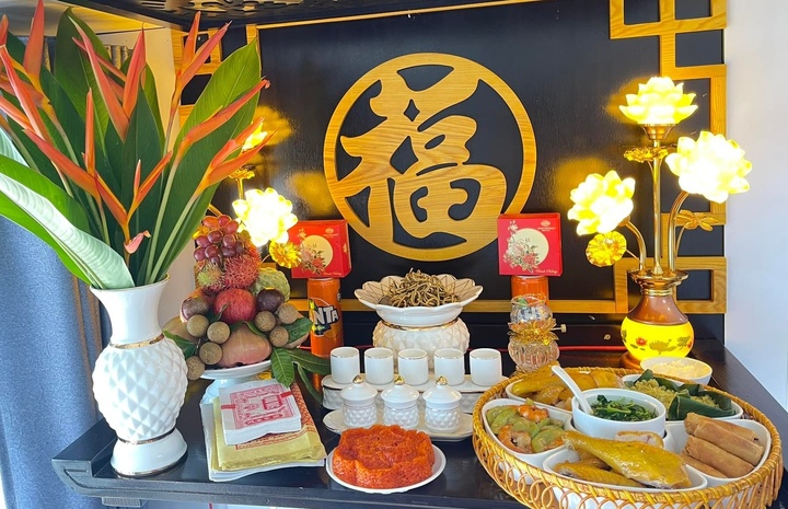 C&aacute;ch đặt 3 hũ muối gạo nước tr&ecirc;n b&agrave;n thờ- Ảnh 1.