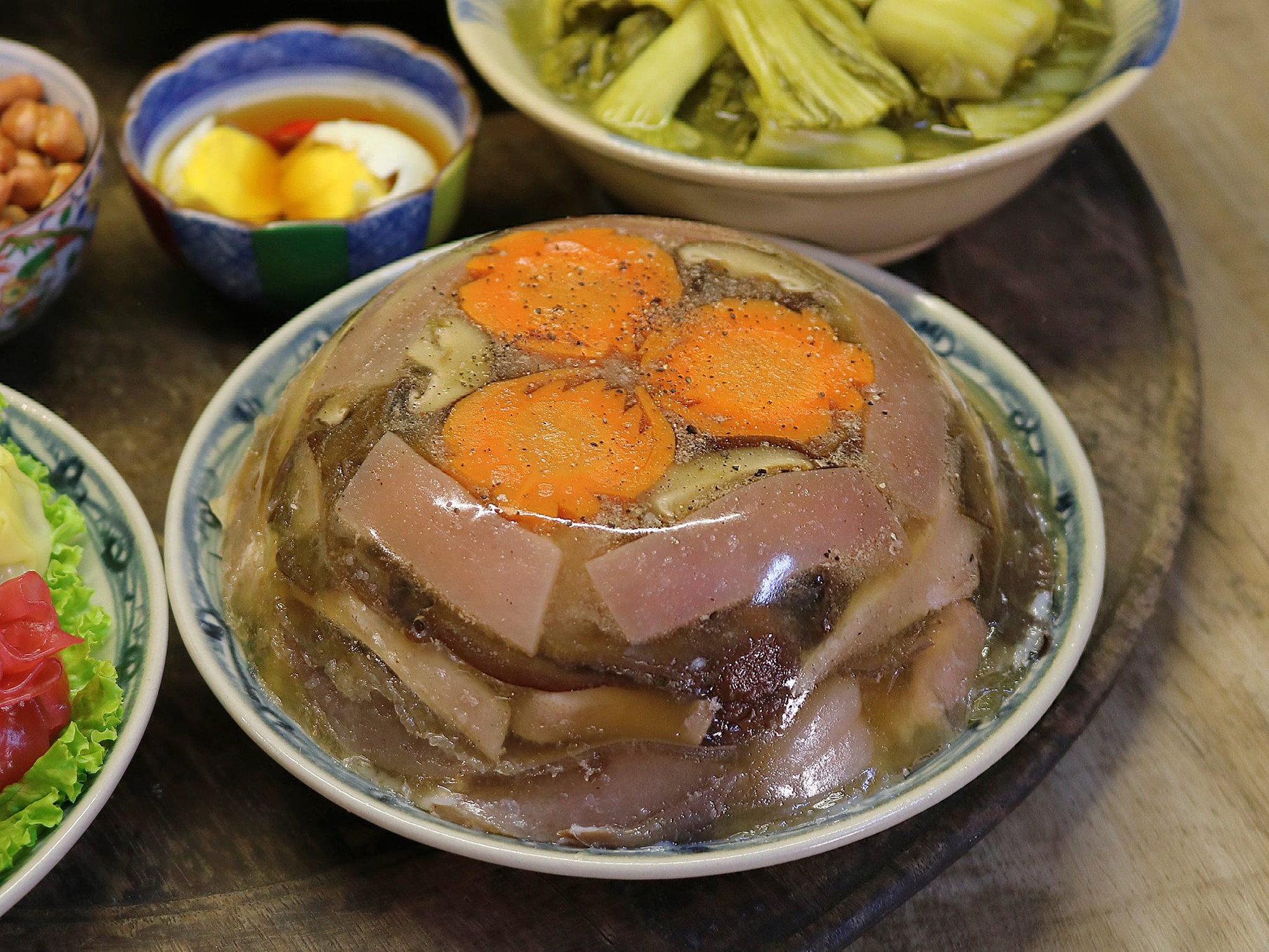 Đặc sản nỗi nhớ g&oacute;i tr&ograve;n trong b&aacute;t thịt đ&ocirc;ng trong veo: M&oacute;n ăn "lạnh" nhưng sưởi ấm cả m&ugrave;a đo&agrave;n vi&ecirc;n- Ảnh 5.