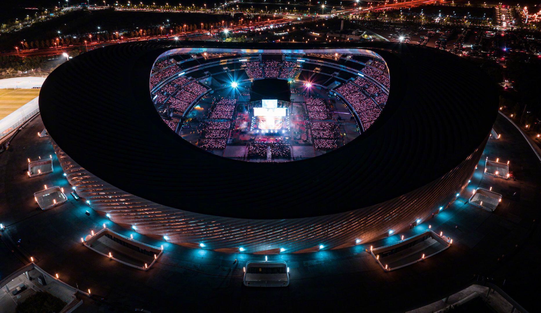 Ca sĩ mua 3 mảnh đất để tổ chức concert,&nbsp;s&acirc;n khấu quốc gia b&aacute;n sạch 100 ngh&igrave;n v&eacute; trong một đ&ecirc;m- Ảnh 4.