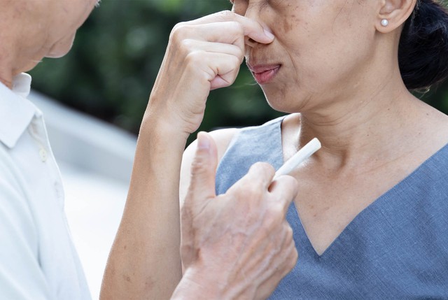 Chưa 30 tuổi đ&atilde; bị đồng nghiệp b&oacute;ng gi&oacute; răng "c&oacute; m&ugrave;i người gi&agrave;": Nhiều người trẻ giật m&igrave;nh lo lắng Tết n&agrave;y kh&ocirc;ng d&aacute;m lại gần ai- Ảnh 2.