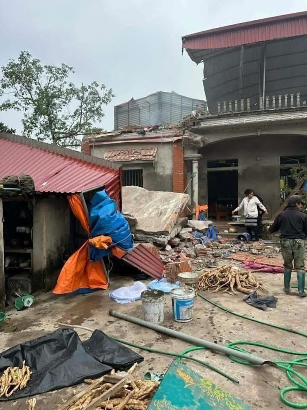 Căn nh&agrave; 2 tầng đổ sập sau tiếng nổ lớn, 1 người tử vong- Ảnh 1.