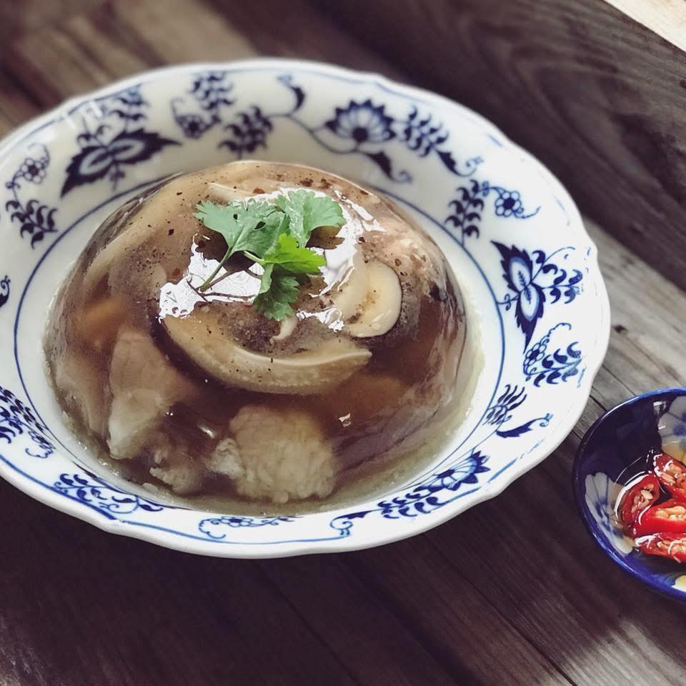 Đặc sản nỗi nhớ g&oacute;i tr&ograve;n trong b&aacute;t thịt đ&ocirc;ng trong veo: M&oacute;n ăn "lạnh" nhưng sưởi ấm cả m&ugrave;a đo&agrave;n vi&ecirc;n- Ảnh 1.