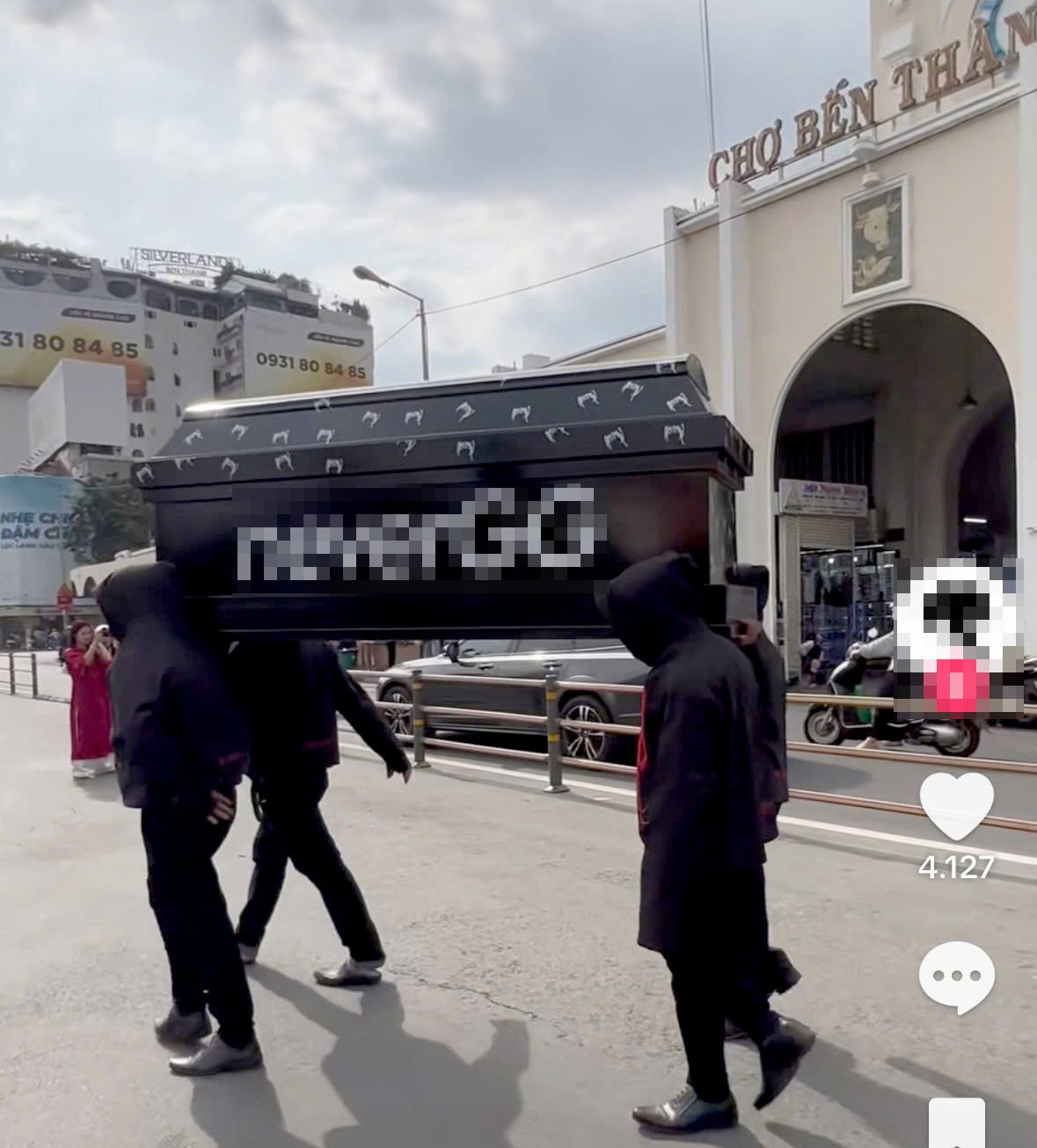 Nh&oacute;m khi&ecirc;ng quan t&agrave;i trước chợ Bến Th&agrave;nh lĩnh &aacute;n nặng- Ảnh 2.