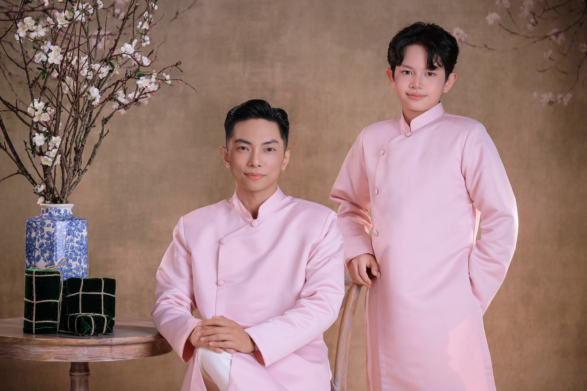 Qu&yacute; tử nh&agrave; Kh&aacute;nh Thi - Phan Hiển s&aacute;ng bừng s&acirc;n khấu đ&oacute;n Tết, đ&uacute;ng đẳng cấp của thiếu ni&ecirc;n 2 lần v&ocirc; địch thế giới- Ảnh 4.