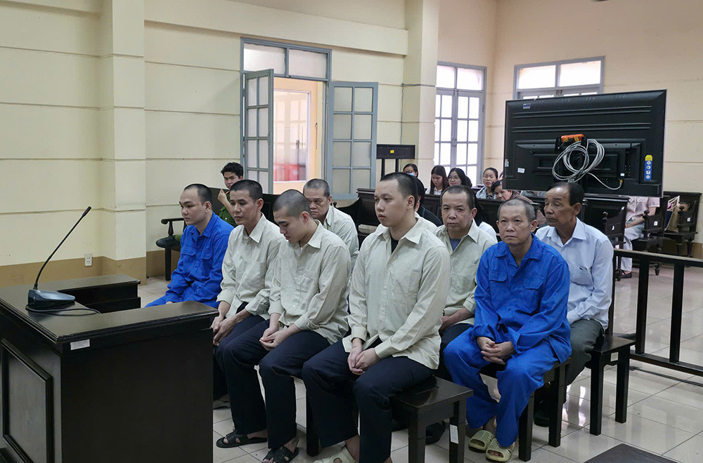 Nh&oacute;m khi&ecirc;ng quan t&agrave;i trước chợ Bến Th&agrave;nh lĩnh &aacute;n nặng- Ảnh 1.