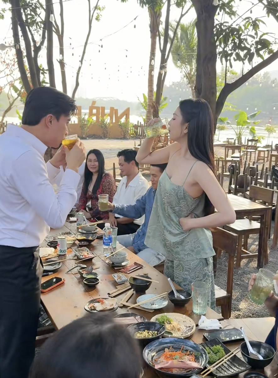 Lộ ảnh Ngọc Trinh ra mắt gia đ&igrave;nh 1 nam diễn vi&ecirc;n Vbiz gi&agrave;u c&oacute;, đẹp trai- Ảnh 1.