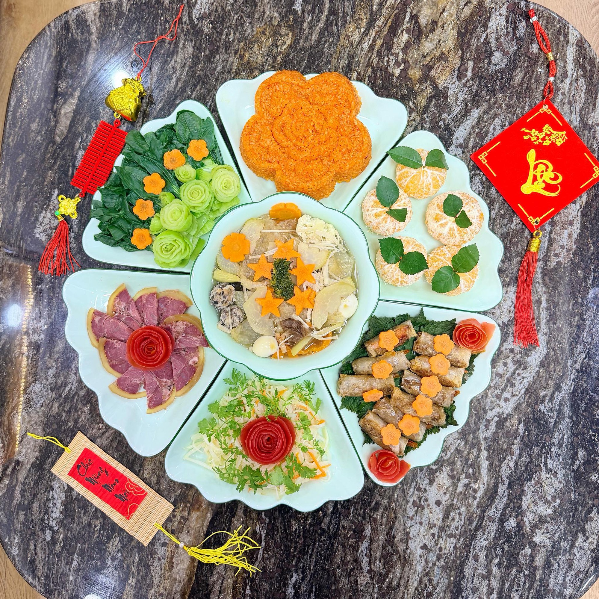 "Đại hội" khoe m&acirc;m c&uacute;ng &ocirc;ng C&ocirc;ng &ocirc;ng T&aacute;o ngập tr&agrave;n MXH: Kh&ocirc;ng chỉ nhiều m&oacute;n ăn may mắn m&agrave; c&ograve;n đẹp đến "n&iacute;n thở"- Ảnh 2.