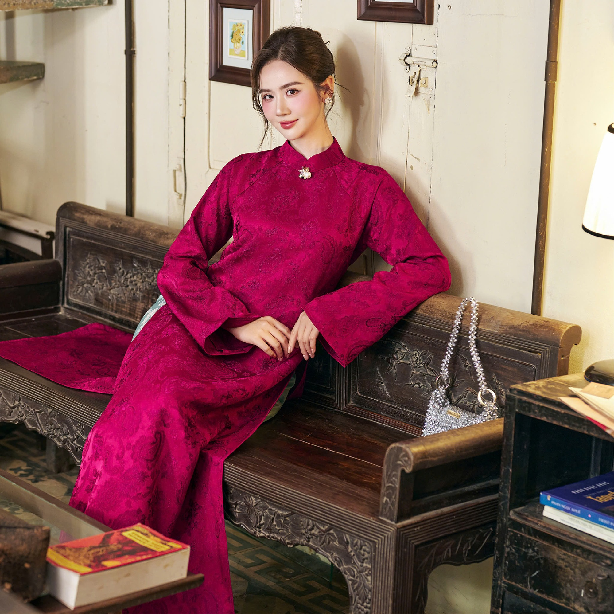 N&agrave;ng mệnh Thổ chọn &aacute;o d&agrave;i Tết đẹp như Huyền Lizzie: Vừa t&ocirc;n d&aacute;ng, nịnh da, vừa h&uacute;t t&agrave;i lộc đầu năm mới- Ảnh 1.