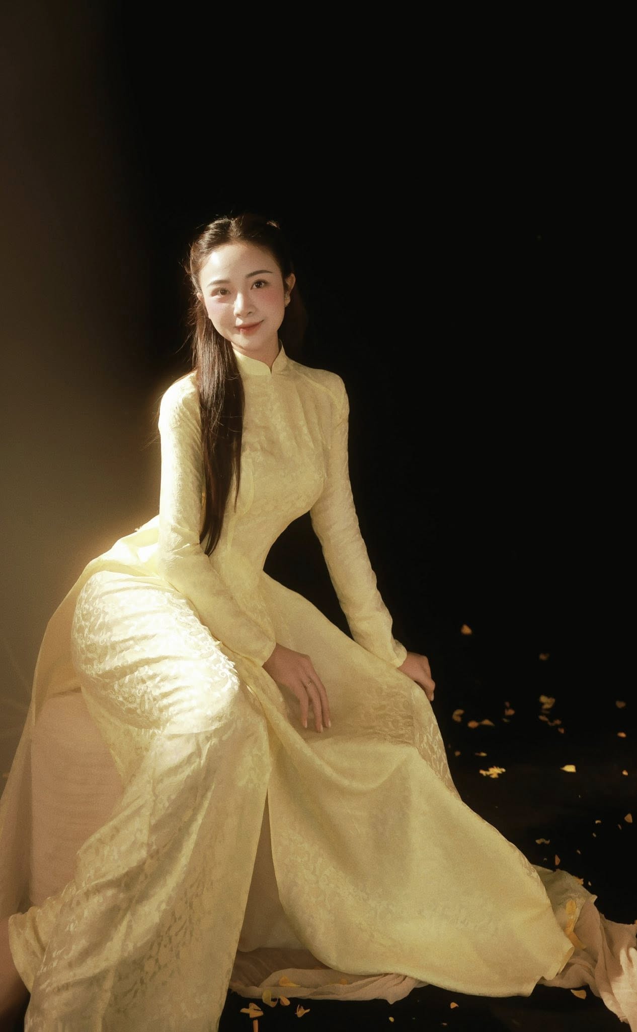 Mỹ nh&acirc;n xứ Nghệ c&oacute; thể &ldquo;đ&aacute;nh bại&rdquo; Do&atilde;n Hải My, so&aacute;n ng&ocirc;i n&agrave;ng WAGs diện &aacute;o d&agrave;i đẹp nhất- Ảnh 3.