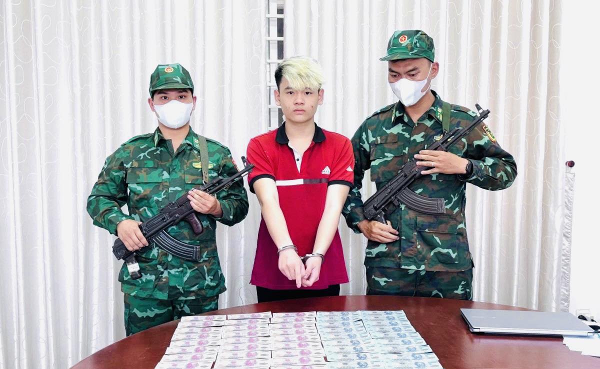 Triệt ph&aacute; "xưởng" sản xuất tiền giả do "&ocirc;ng tr&ugrave;m" sinh năm 2010 tự lập- Ảnh 1.