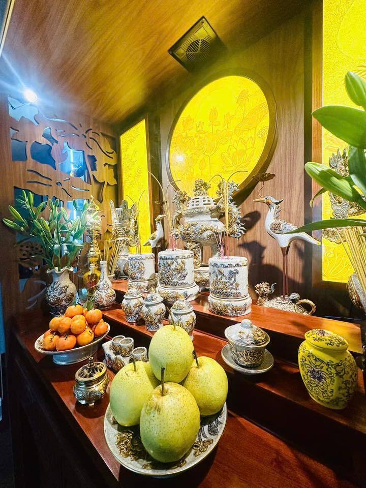 C&aacute;ch đặt 3 hũ muối gạo nước tr&ecirc;n b&agrave;n thờ- Ảnh 2.