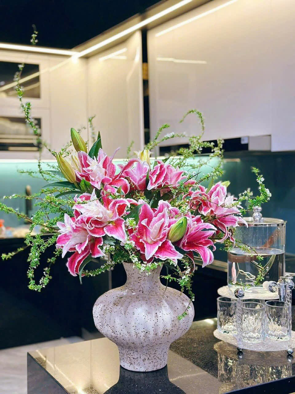 D&atilde; man độ hot của chiếc b&igrave;nh hoa n&agrave;y, c&oacute; người đ&ugrave;a: "Nh&acirc;n phẩm tốt, t&iacute;ch phước 4 đời mới mua được"!- Ảnh 4.