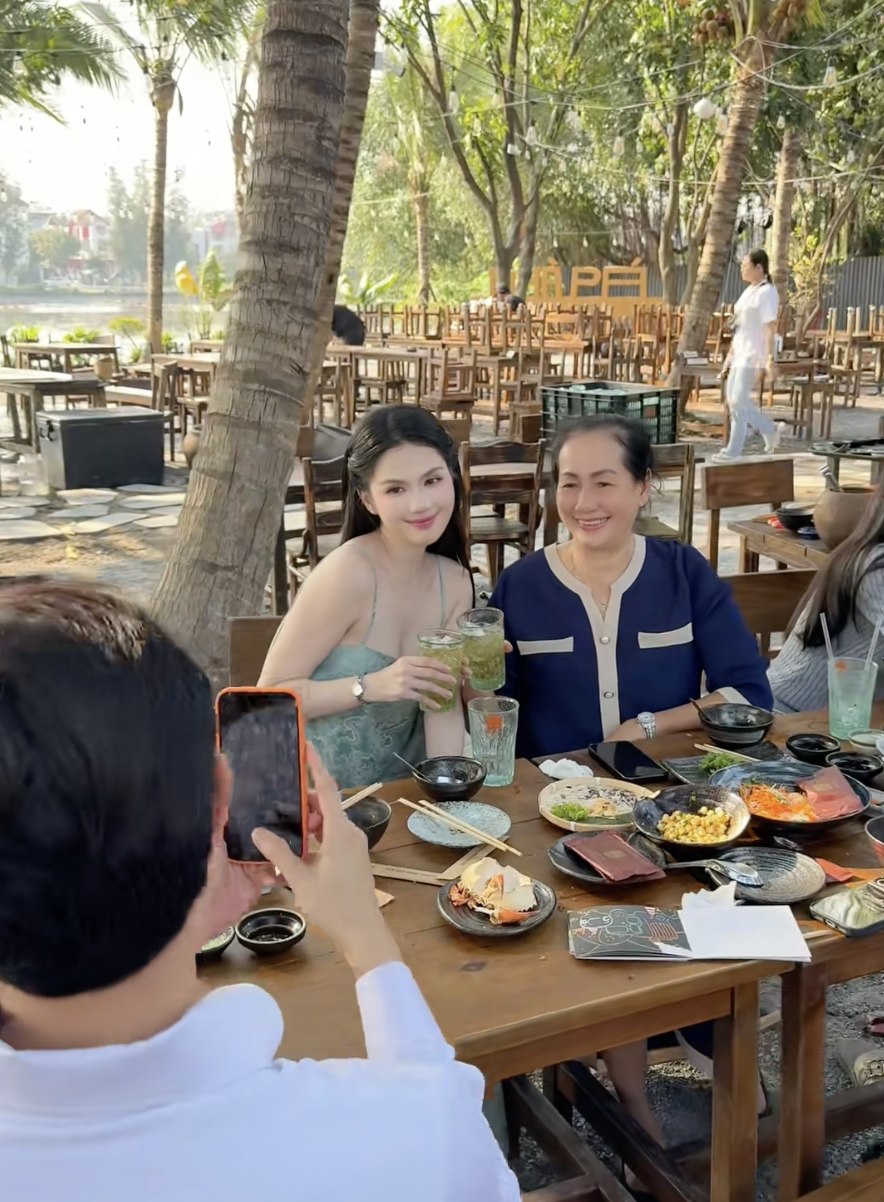 Lộ ảnh Ngọc Trinh ra mắt gia đ&igrave;nh 1 nam diễn vi&ecirc;n Vbiz gi&agrave;u c&oacute;, đẹp trai- Ảnh 3.