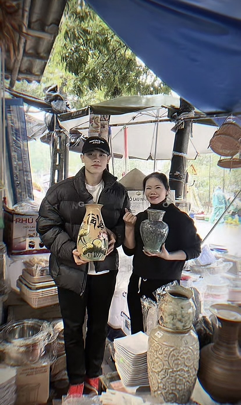 Kh&ocirc;ng ai như Đ&igrave;nh Bắc: Mang k&eacute;t sắt l&agrave;m gi&aacute; đỡ chậu hoa đ&agrave;o, mặc đồ k&iacute;n bưng mua b&igrave;nh cắm hoa Tết cũng viral- Ảnh 2.