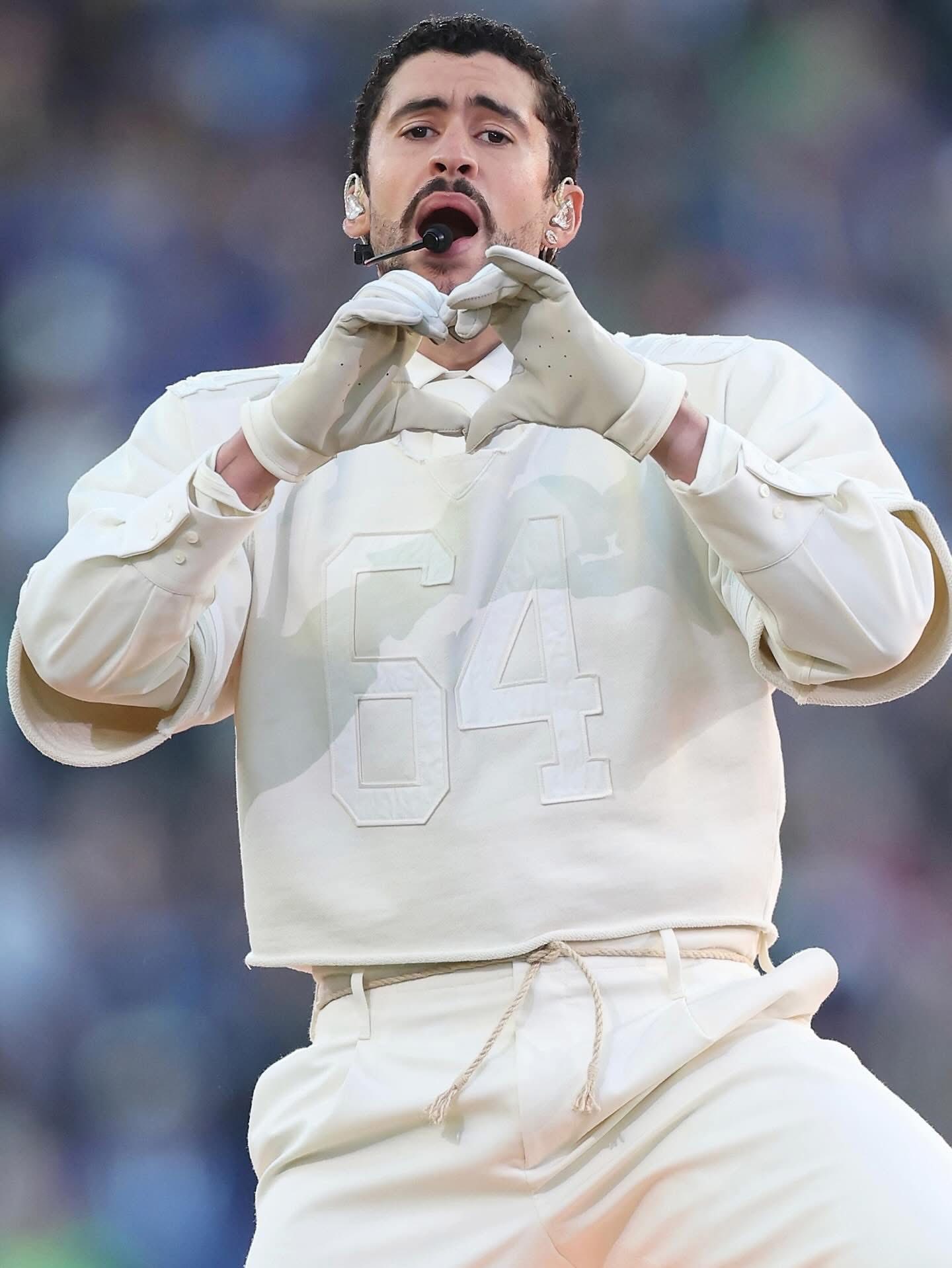 Lần đầu ti&ecirc;n Zara được mặc tr&ecirc;n s&acirc;n khấu g&acirc;y sốt Super Bowl, con số 64 tr&ecirc;n &aacute;o ca sĩ g&acirc;y t&ograve; m&ograve;- Ảnh 5.