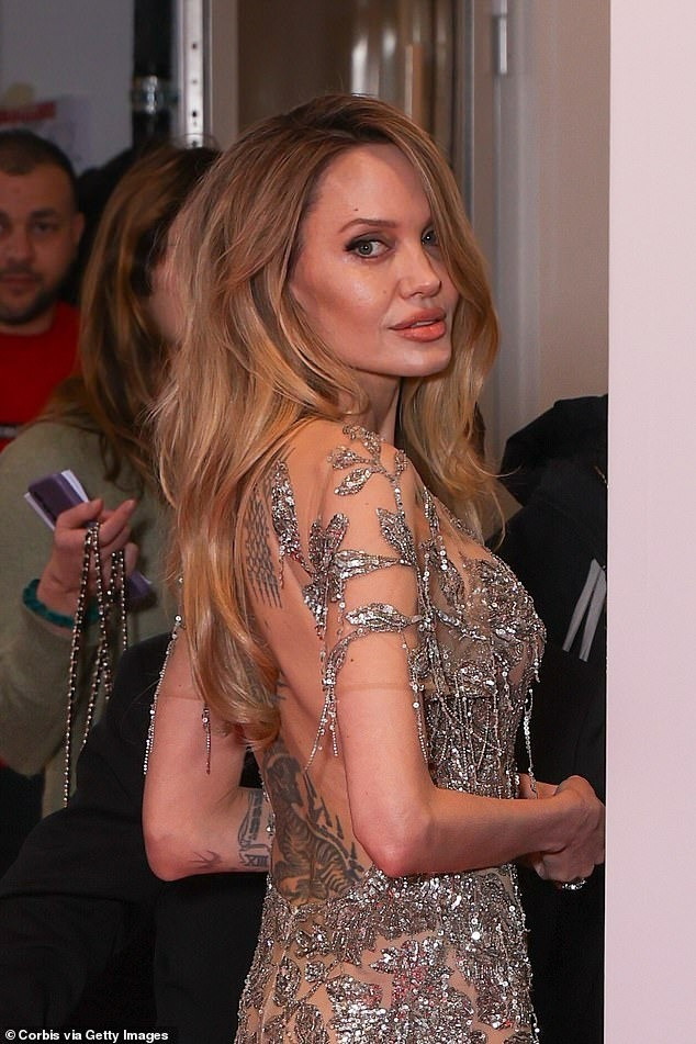 Angelina Jolie diện mốt kh&ocirc;ng nội y- Ảnh 3.