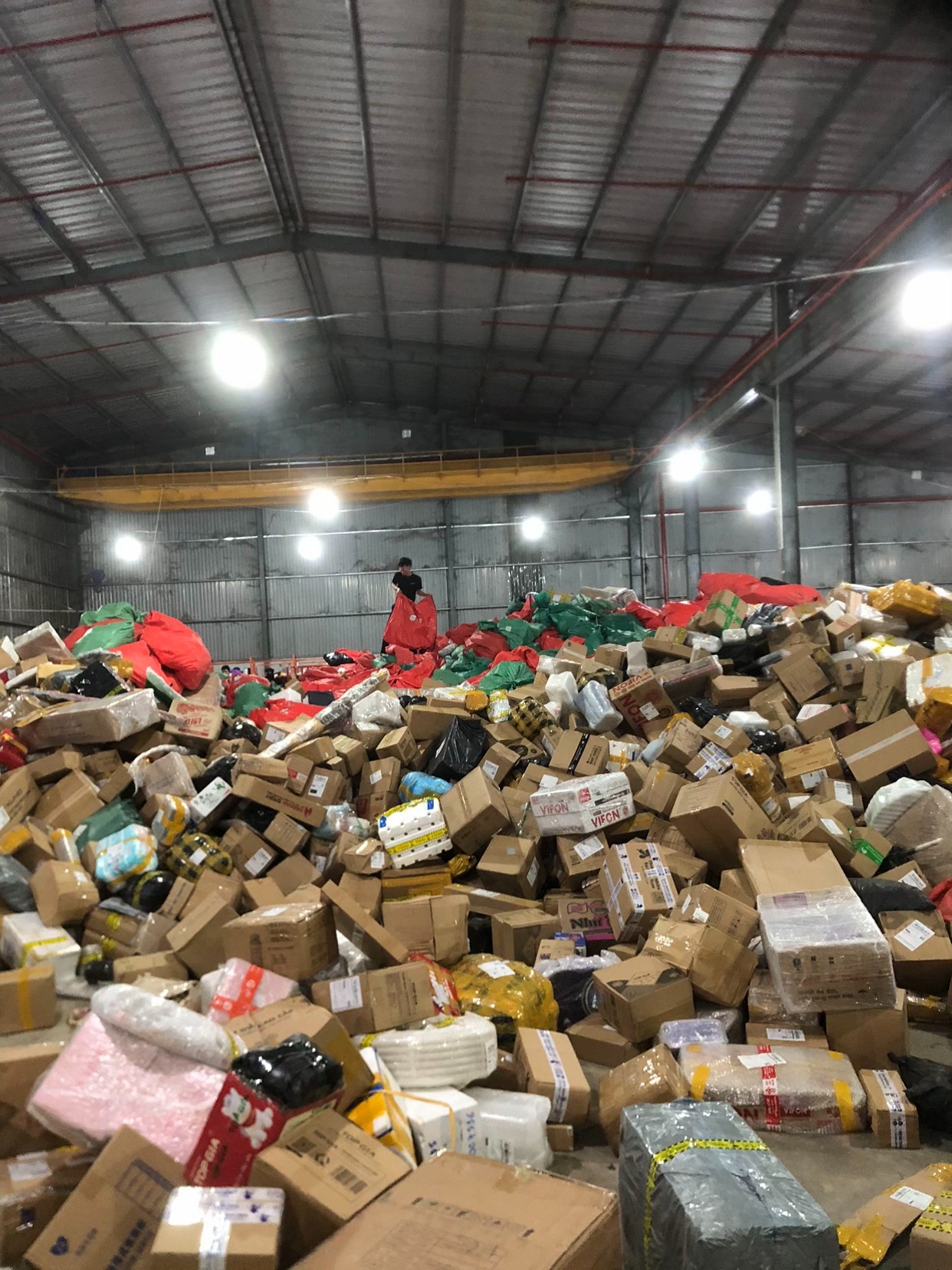 Cảnh tượng &aacute;m ảnh nhất l&uacute;c n&agrave;y: Kho Bắc Ninh được r&eacute;o t&ecirc;n khắp c&otilde;i mạng- Ảnh 1.