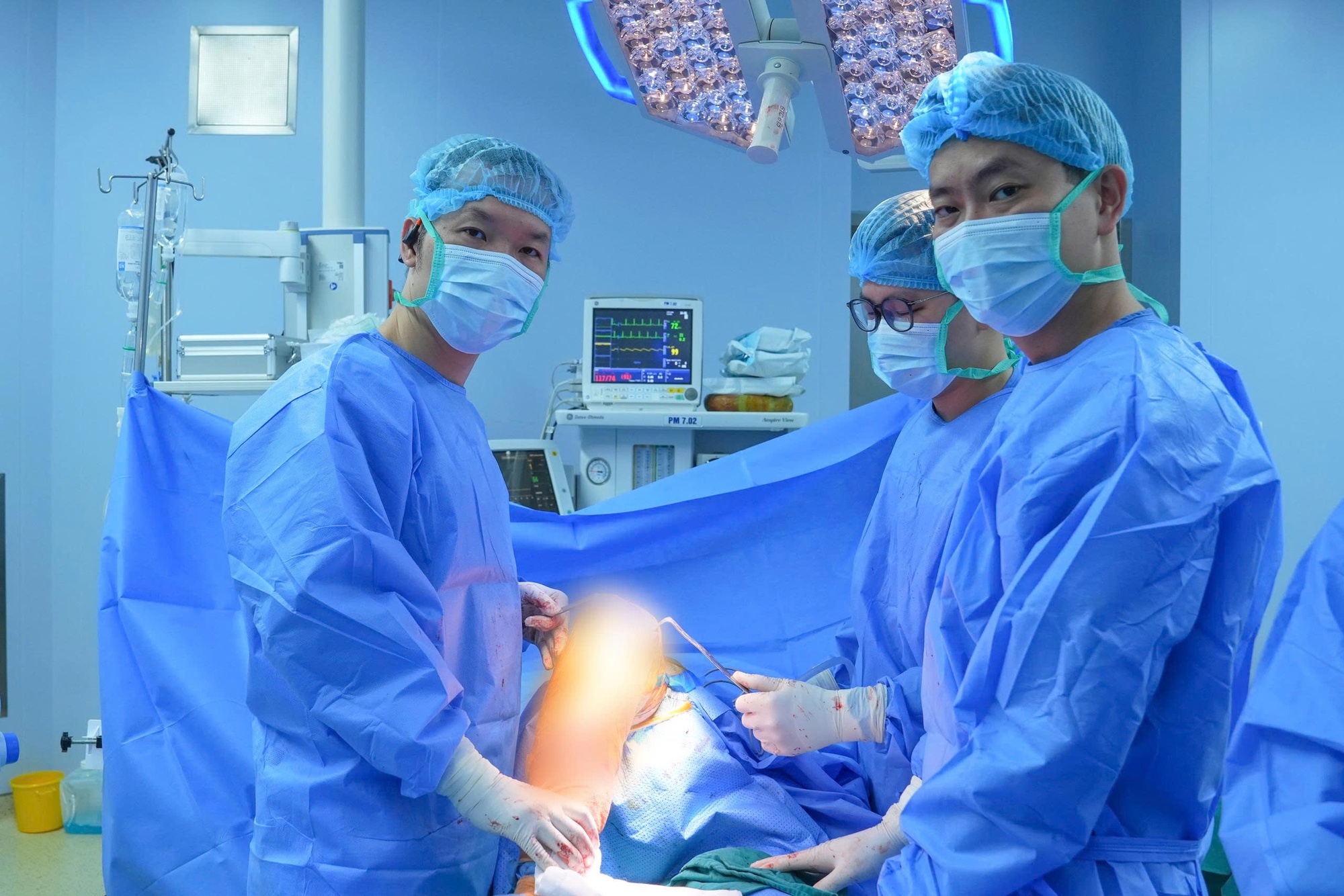 Bệnh nhân Anh vượt nửa vòng Trái Đất đến Việt Nam phẫu thuật thay khớp gối trên nền bệnh đái tháo đường- Ảnh 1.