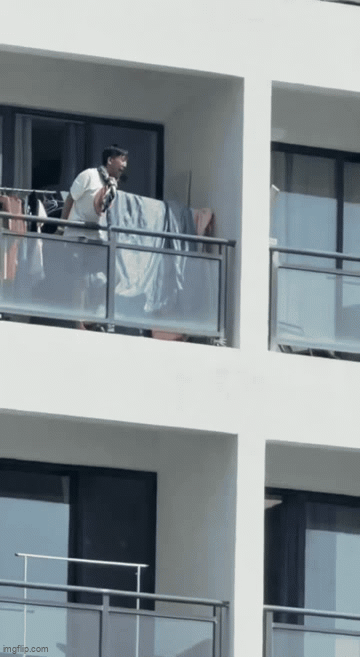 Mothership: Một người đ&agrave;n &ocirc;ng tay bị tr&oacute;i, k&ecirc;u cứu ở ban c&ocirc;ng v&agrave; diễn biến đ&aacute;ng lo ngại sau đ&oacute;- Ảnh 2.