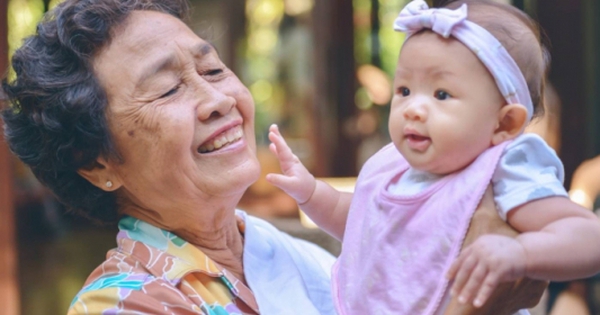 B&agrave; nội thường n&oacute;i 6 c&acirc;u n&agrave;y khi tr&ocirc;ng ch&aacute;u: Kh&ocirc;ng phải dỗ trẻ m&agrave; đang 