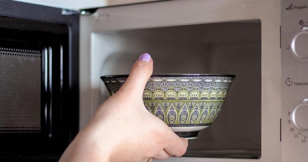 Đừng d&ugrave;ng m&agrave;ng bọc thực phẩm để bảo quản thức ăn thừa! C&aacute;c chuy&ecirc;n gia Nhật Bản tiết lộ phương ph&aacute;p kh&aacute; bất ngờ