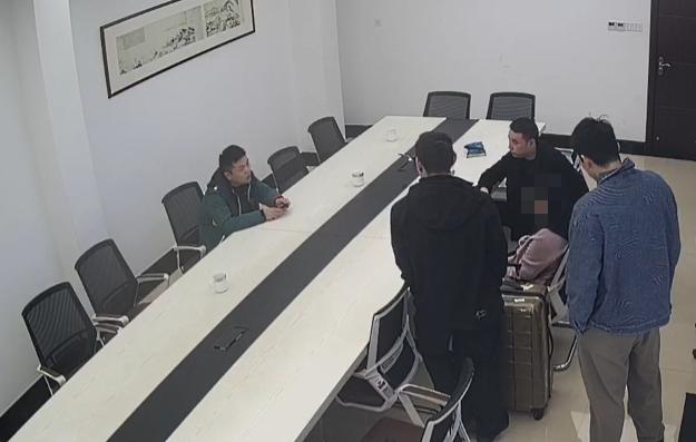 Ph&aacute;t hiện người phụ nữ k&eacute;o vali đến ng&acirc;n h&agrave;ng r&uacute;t gần 9 tỷ đồng tiền mặt, c&ocirc;ng an triển khai c&aacute;c biện ph&aacute;p nghiệp vụ v&agrave;o cuộc- Ảnh 2.