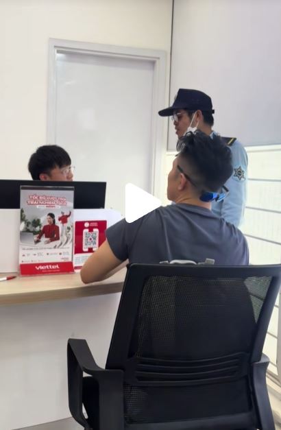 Người nước ngo&agrave;i đi l&agrave;m SIM thẻ, nh&acirc;n vi&ecirc;n kh&ocirc;ng biết tiếng đang loay hoay th&igrave; ch&uacute; bảo vệ ra phi&ecirc;n dịch gi&uacute;p, "bắn" tiếng Trung cực MƯỢT!- Ảnh 1.