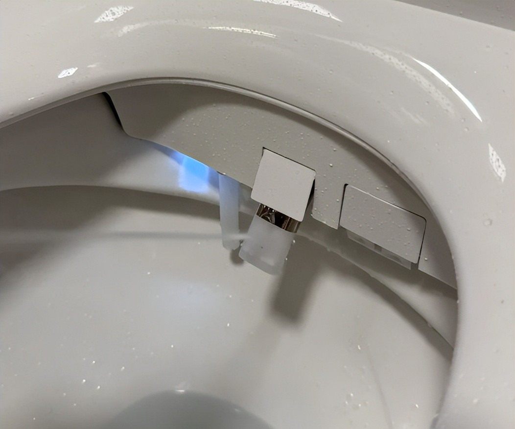 Sau 1 năm d&ugrave;ng bồn cầu th&ocirc;ng minh, t&ocirc;i hiểu v&igrave; sao c&oacute; nh&agrave; khen hết lời, c&oacute; nh&agrave; lại hối hận tr&agrave;n ngập- Ảnh 2.