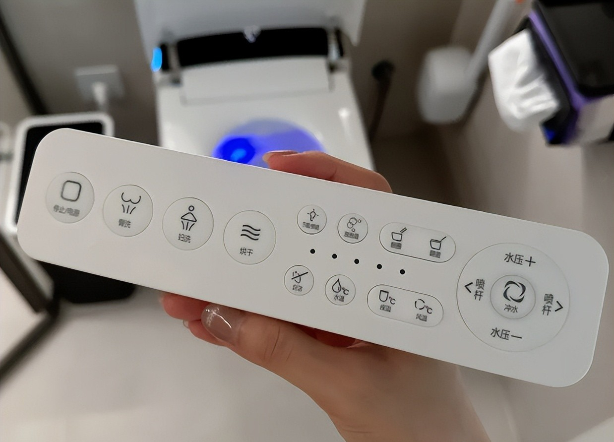 Sau 1 năm d&ugrave;ng bồn cầu th&ocirc;ng minh, t&ocirc;i hiểu v&igrave; sao c&oacute; nh&agrave; khen hết lời, c&oacute; nh&agrave; lại hối hận tr&agrave;n ngập- Ảnh 3.