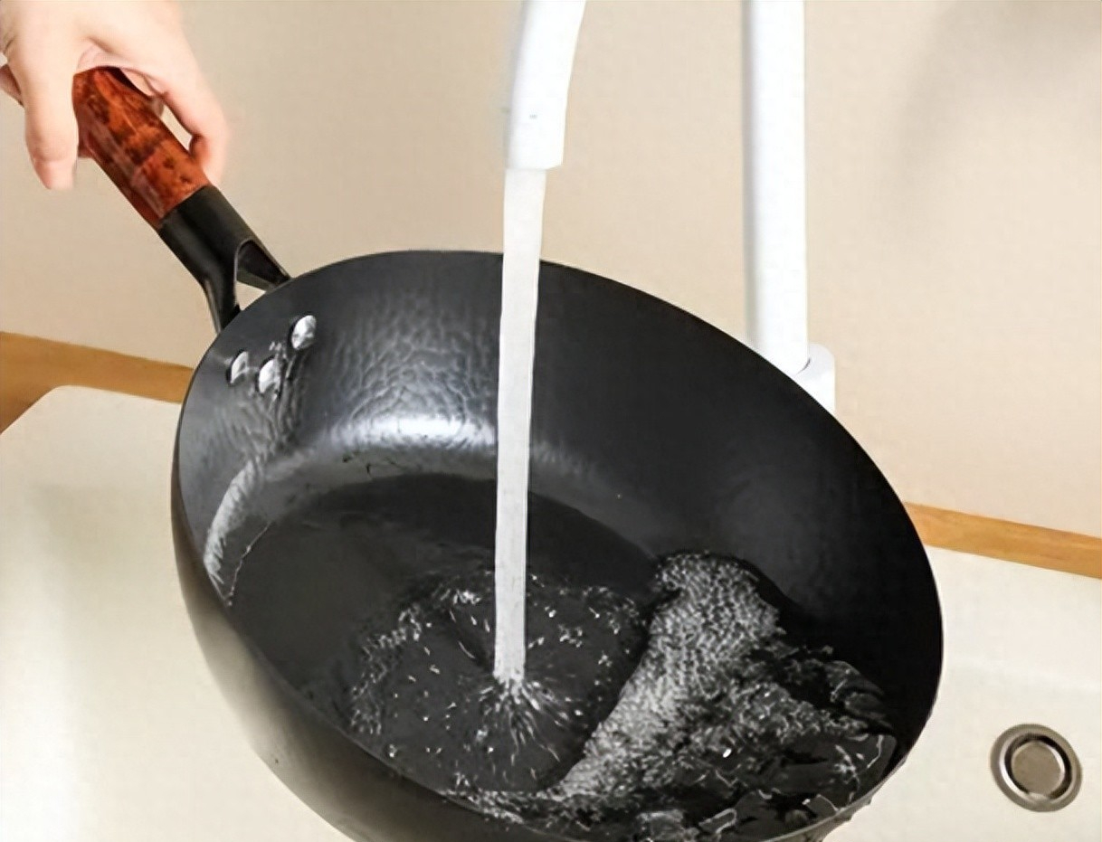 Tại sao kh&ocirc;ng n&ecirc;n tr&aacute;ng chảo bằng nước ngay sau khi nấu xong? Nghe đầu bếp giải th&iacute;ch, t&ocirc;i mới giật m&igrave;nh v&igrave; bao năm l&agrave;m sai- Ảnh 1.