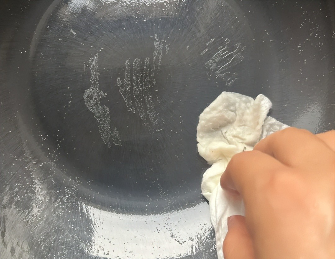 Tại sao kh&ocirc;ng n&ecirc;n tr&aacute;ng chảo bằng nước ngay sau khi nấu xong? Nghe đầu bếp giải th&iacute;ch, t&ocirc;i mới giật m&igrave;nh v&igrave; bao năm l&agrave;m sai- Ảnh 3.