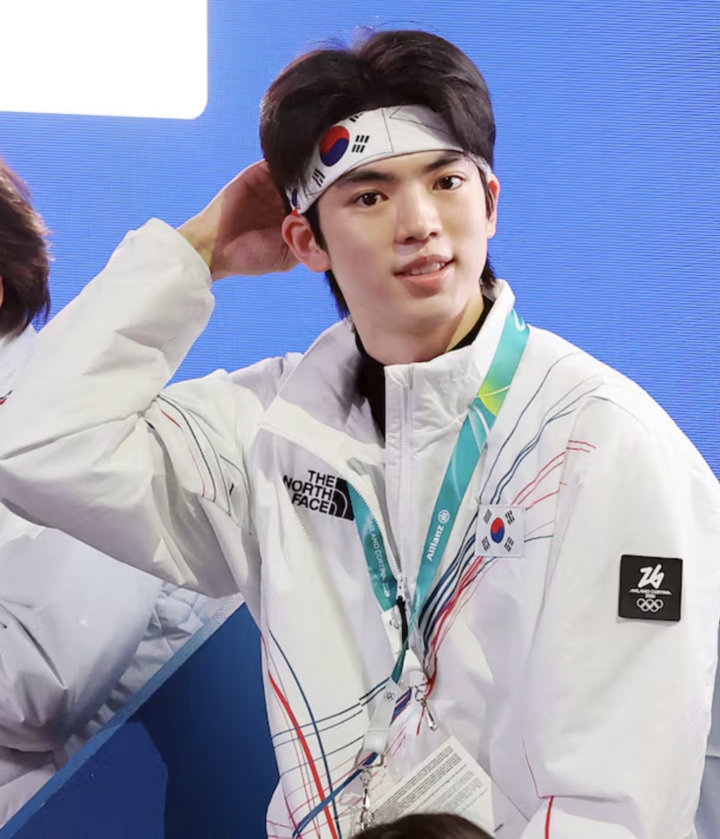 "Ho&agrave;ng tử băng gi&aacute;" hot nhất Thế vận hội m&ugrave;a đ&ocirc;ng 2026, đẹp đến mức ai cũng phải l&ograve;ng- Ảnh 1.