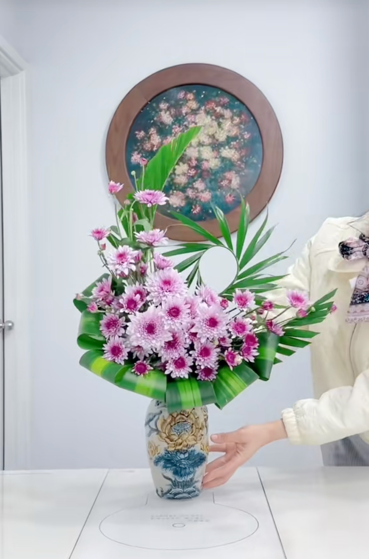 Mẹ đảm chia sẻ c&aacute;ch với 30k c&oacute; ngay b&igrave;nh hoa c&uacute;c b&agrave;y b&agrave;n thờ ng&agrave;y Tết: Nhẹ nh&agrave;ng, tinh tế, ai cắm cũng xinh- Ảnh 12.