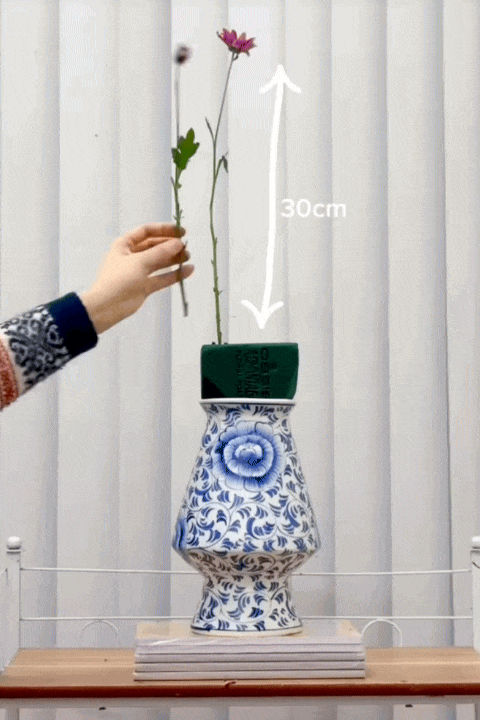 Mẹ đảm chia sẻ c&aacute;ch với 30k c&oacute; ngay b&igrave;nh hoa c&uacute;c b&agrave;y b&agrave;n thờ ng&agrave;y Tết: Nhẹ nh&agrave;ng, tinh tế, ai cắm cũng xinh- Ảnh 3.