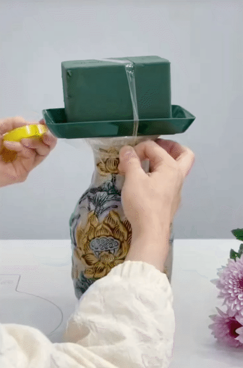 Mẹ đảm chia sẻ c&aacute;ch với 30k c&oacute; ngay b&igrave;nh hoa c&uacute;c b&agrave;y b&agrave;n thờ ng&agrave;y Tết: Nhẹ nh&agrave;ng, tinh tế, ai cắm cũng xinh- Ảnh 7.