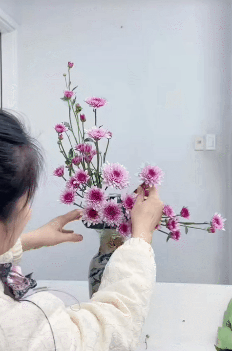 Mẹ đảm chia sẻ c&aacute;ch với 30k c&oacute; ngay b&igrave;nh hoa c&uacute;c b&agrave;y b&agrave;n thờ ng&agrave;y Tết: Nhẹ nh&agrave;ng, tinh tế, ai cắm cũng xinh- Ảnh 8.