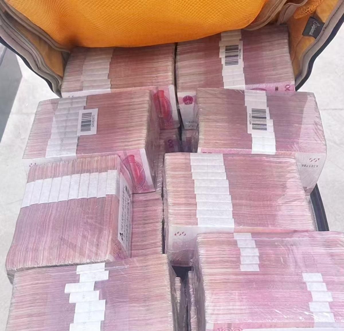 Ph&aacute;t hiện người phụ nữ k&eacute;o vali đến ng&acirc;n h&agrave;ng r&uacute;t gần 9 tỷ đồng tiền mặt, c&ocirc;ng an triển khai c&aacute;c biện ph&aacute;p nghiệp vụ v&agrave;o cuộc- Ảnh 1.