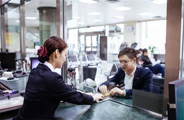 Kh&aacute;ch h&agrave;ng gửi tiết kiệm 6 tỷ, 1 năm sau đến r&uacute;t bị ng&acirc;n h&agrave;ng n&oacute;i thẳng: Anh phải nộp th&ecirc;m 530 triệu!- Ảnh 1.