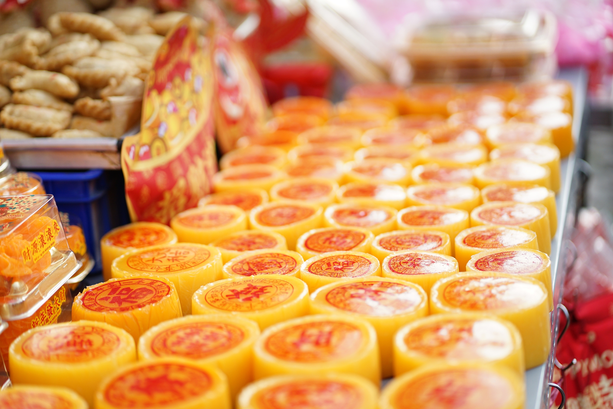 Cảnh tượng lạ l&ugrave;ng ng&agrave;y &ocirc;ng T&aacute;o: B&aacute;nh tr&aacute;i đẹp như v&agrave;ng nhưng người d&acirc;n chỉ d&aacute;m &ldquo;mua một nửa&rdquo; tại chợ người Hoa- Ảnh 5.