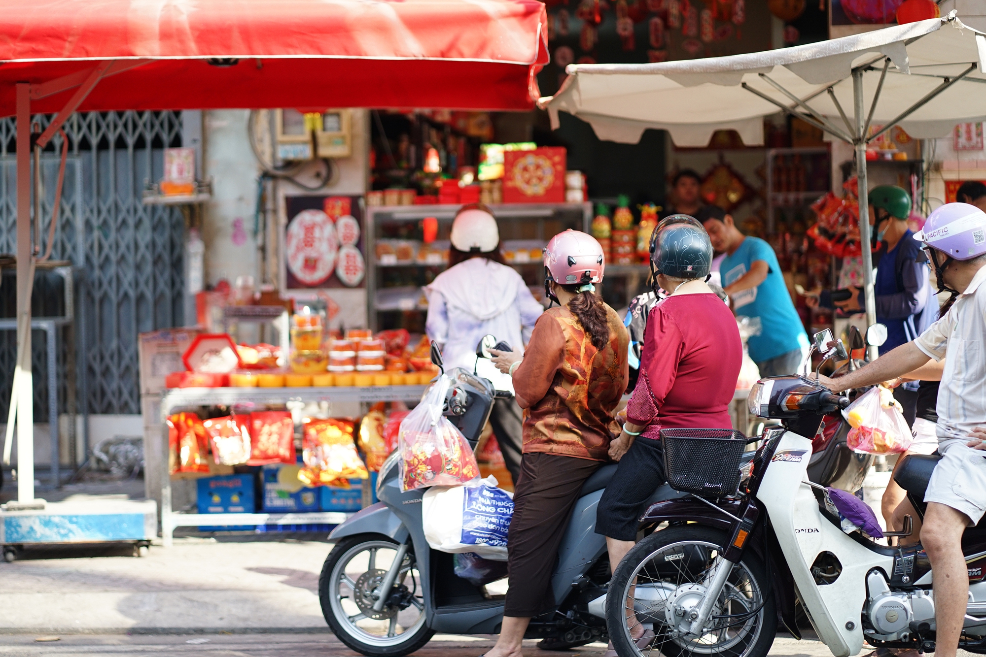 Cảnh tượng lạ l&ugrave;ng ng&agrave;y &ocirc;ng T&aacute;o: B&aacute;nh tr&aacute;i đẹp như v&agrave;ng nhưng người d&acirc;n chỉ d&aacute;m &ldquo;mua một nửa&rdquo; tại chợ người Hoa- Ảnh 2.